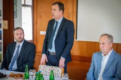 Bende Zsolt (BfNPI igazgató), Dr. Rácz András (AM államtitkár) és Dr. Kontrát Károly országgyűlési képviselő
