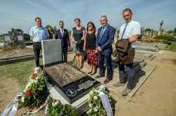 Bronz dombormű emlékeztet az első kócsagőrre Vörsön