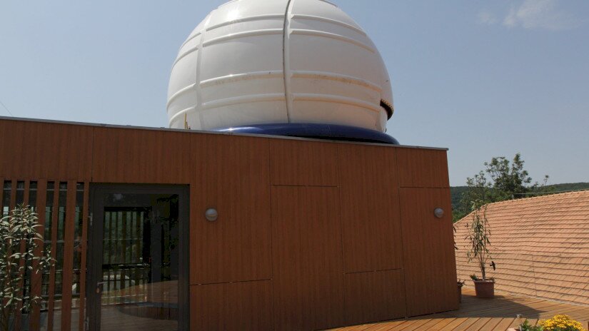 Die Kuppel und die Terrasse bei der Pannon Sternwarte, Bakonybél