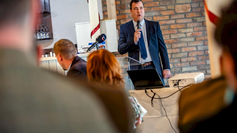 Dr. Rácz András, az Agrárminisztérium természetvédelemért felelős államtitkára a Vizes Élőhelyek Világnapja alkalmából megtartott rendezvényen, Tatán