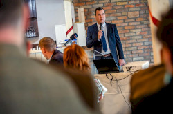 Dr. Rácz András, az Agrárminisztérium természetvédelemért felelős államtitkára a Vizes Élőhelyek Világnapja alkalmából megtartott rendezvényen, Tatán