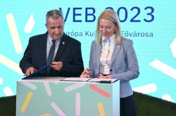 Együttműködési megállapodást ír alá Puskás Zoltán BfNPI igazgató és Markovits Alíz Veszprém-Balaton 2023 Zrt. vezérigazgató