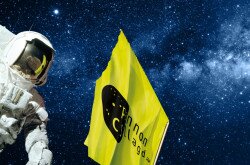 Ein Raumanzug und die Pannon Sternwarte Flagge