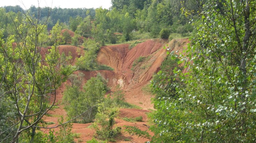 Enthaupteter Bauxit des Darvas-Sees Naturschutzgebiet