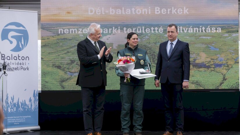 Erdős Sarolta, természetvédelmi őrszolgálat-vezető, a Balaton-felvidéki Nemzeti Park Igazgatóság Kis-Balaton–Nagyberek Tájegységének osztályvezetője Magyar Ezüst Érdemkereszt kitüntetésben részesült.