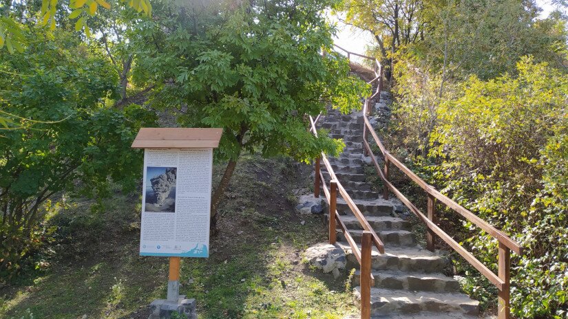 Felújított lépcsősor visz fel a tetőre