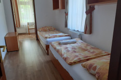 földszinti beépített erkélyes két ágyas szoba