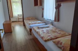 földszinti beépített erkélyes két ágyas szoba