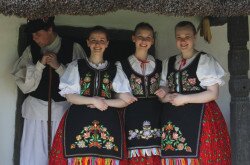 Folk house, Vörs, girls in traditional dress