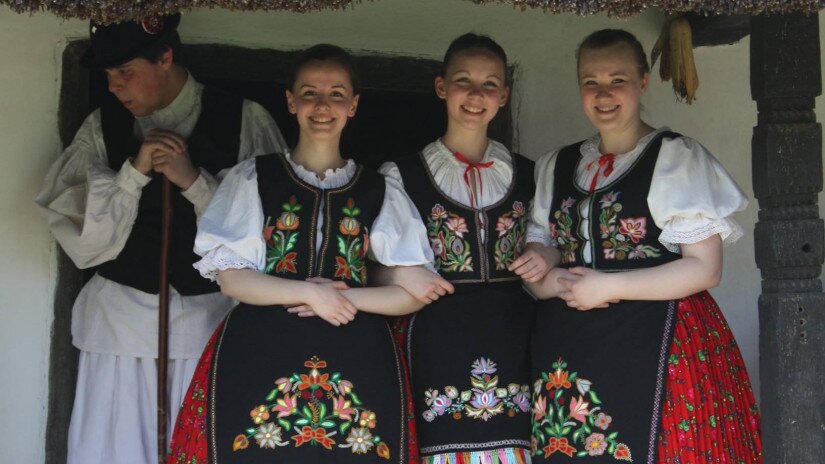 Folk house, Vörs, girls in traditional dress