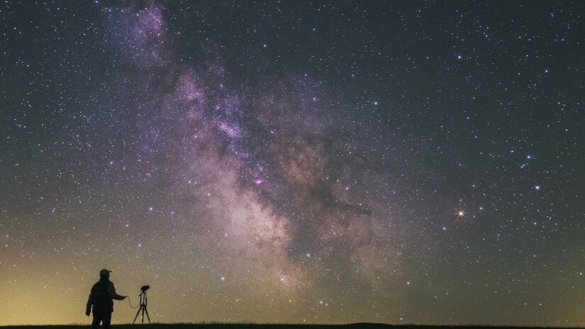 Galaxisunk központi régióját éppen egy asztrofotográfus kívánja megörökíteni, miközben a Tejút valóban a földig ér a Bakony sötétjében.