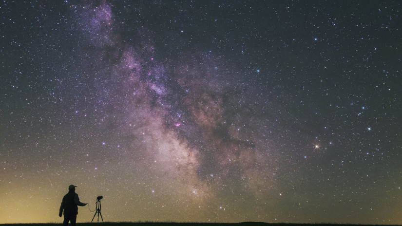 Galaxisunk központi régióját éppen egy asztrofotográfus kívánja megörökíteni, miközben a Tejút valóban a földig ér a Bakony sötétjében.