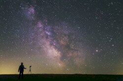 Galaxisunk központi régióját éppen egy asztrofotográfus kívánja megörökíteni, miközben a Tejút valóban a földig ér a Bakony sötétjében.
