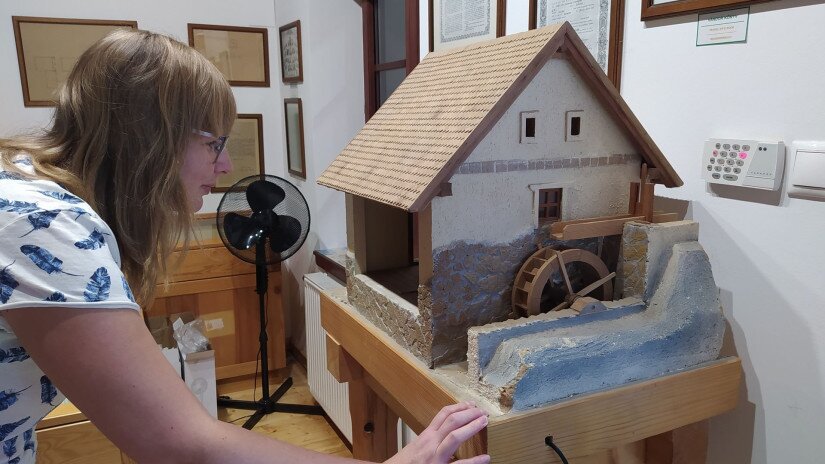 Gombnyomásra működő vízimalom-makett