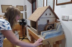 Gombnyomásra működő vízimalom-makett