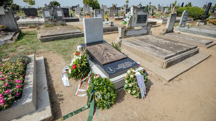 Gulyás József kócsagőr felújított síremlékének felavatása Vörsön