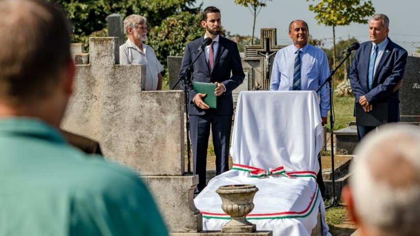 Gulyás József kócsagőr felújított síremlékének felavatása Vörsön