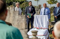 Gulyás József kócsagőr felújított síremlékének felavatása Vörsön