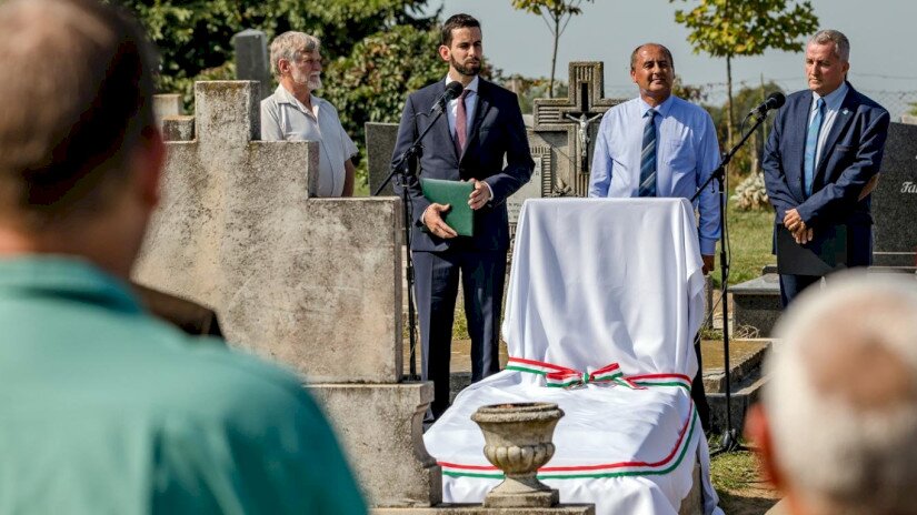 Gulyás József kócsagőr felújított síremlékének felavatása Vörsön