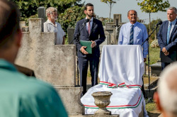 Gulyás József kócsagőr felújított síremlékének felavatása Vörsön
