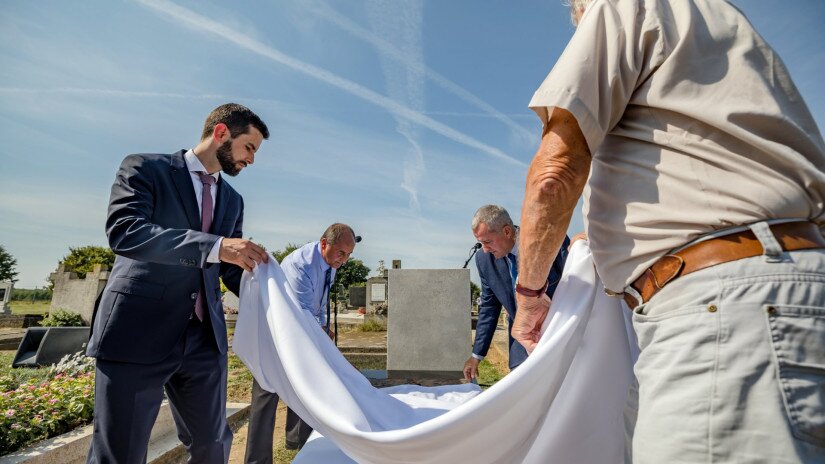 Gulyás József kócsagőr felújított síremlékének felavatása Vörsön