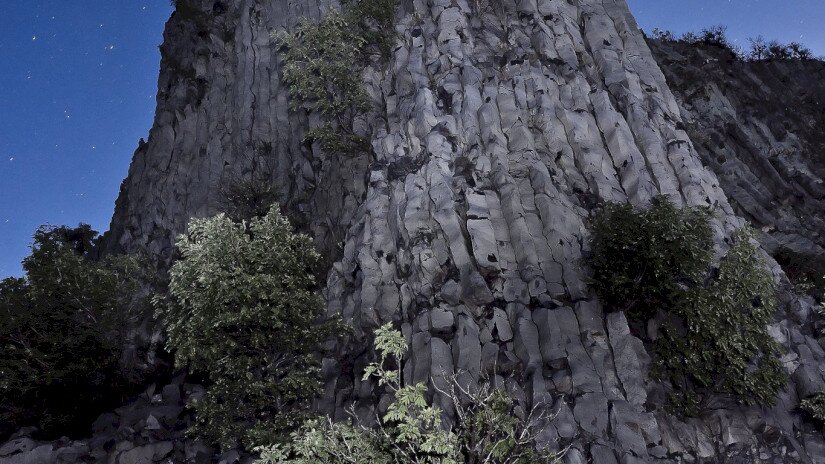 Hegyestű csillagos éggel