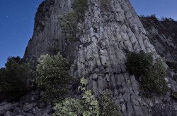 Hegyestű csillagos éggel