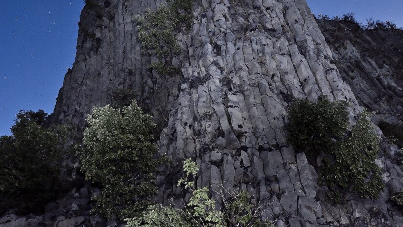 Hegyestű csillagos éggel