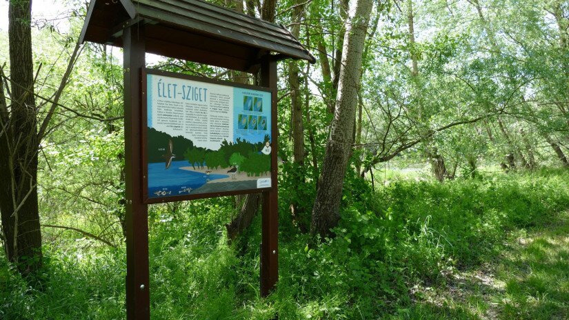 Information board about the gravel reef at Molnári