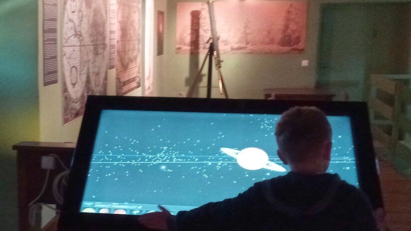 Interaktív asztal a csillagászati kiállításban