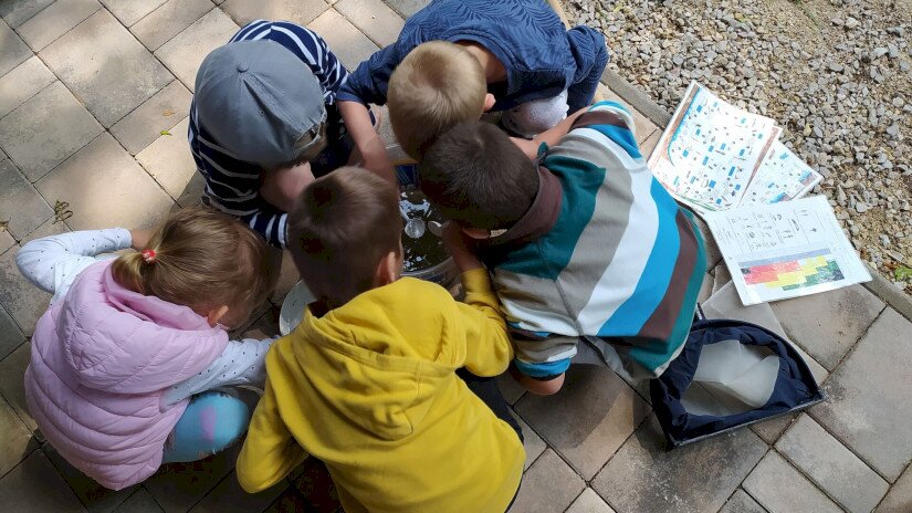 Játék a csopaki székház pergolája alatt
