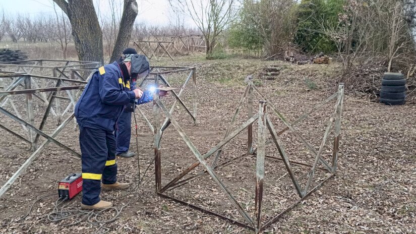 Készül a vasszerkezet.