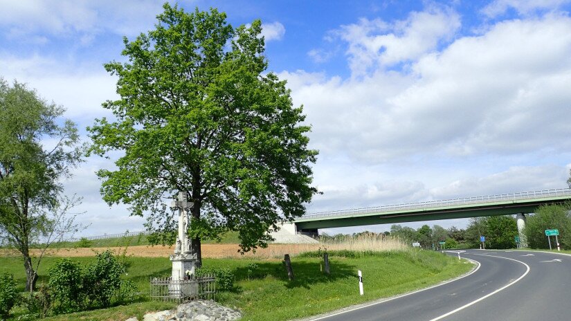Közút mentén álló feszület Zalalövőn