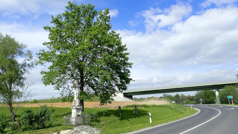 Közút mentén álló feszület Zalalövőn