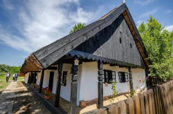 Megújult a Kis-Balatonon a Vörsi Tájház, ahol az első természetvédelmi őr, id. Gulyás József megkezdte tevékenységét. 