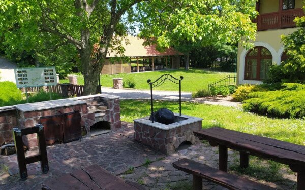 Szállásajánlatunk a Balatonhoz közel: Park Villa, Csopak!