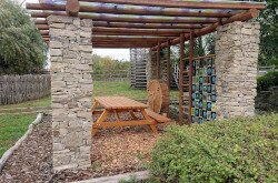 Pergola a Levendula Ház kertjében