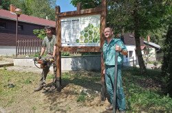 Projekttábla állítása a Gyepvédelmi Információs Központ számára megvásárolt ingatlan előtt 