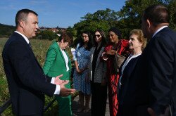 Rácz András államtitkár és a nagykövetasszonyok