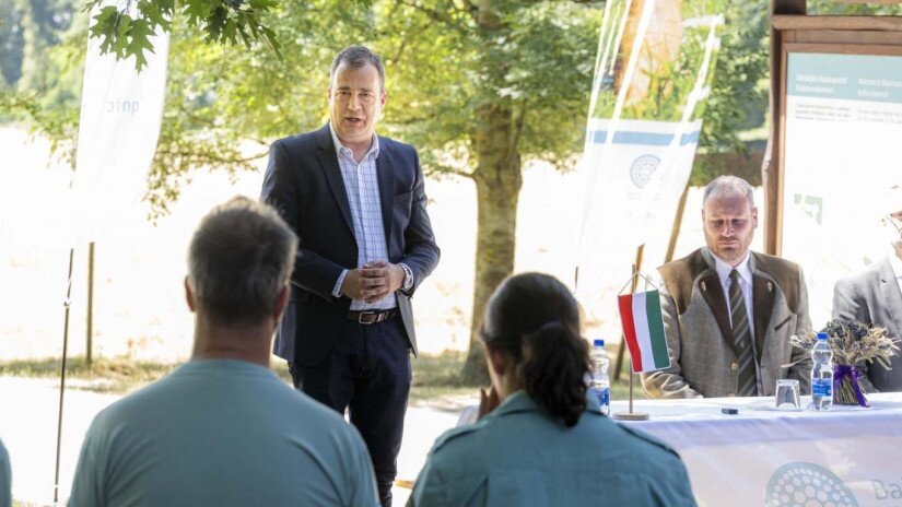 Rácz András, az Agrárminisztérium természetvédelemért felelős államtitkára a projektnyitó rendezvényen, Zalakomáron.