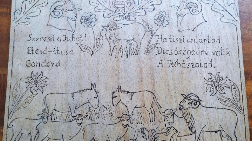 Szabadidejében sokat faragott, pásztorbotokat, tarisznyákat készített.