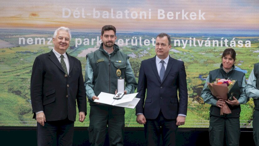 Szász Bence, természetvédelmi mérnök, a Balaton-felvidéki Nemzeti Park Igazgatóság Kis-Balaton–Nagyberek Tájegységének természetvédelmi őre Magyar Bronz Érdemkereszt kitüntetésben részesült.