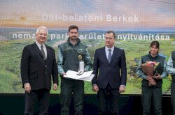 Szász Bence, természetvédelmi mérnök, a Balaton-felvidéki Nemzeti Park Igazgatóság Kis-Balaton–Nagyberek Tájegységének természetvédelmi őre Magyar Bronz Érdemkereszt kitüntetésben részesült.