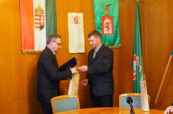 Szilaj Rezső hihetetlen türelemmel és szakértelemmel foglalkozik a jövő barlangászaival is