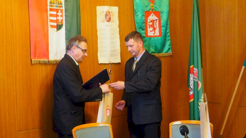 Szilaj Rezső hihetetlen türelemmel és szakértelemmel foglalkozik a jövő barlangászaival is