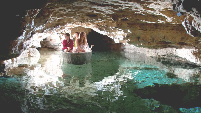 slidebg4 Tapolcai-tavasbarlang - csónakázás