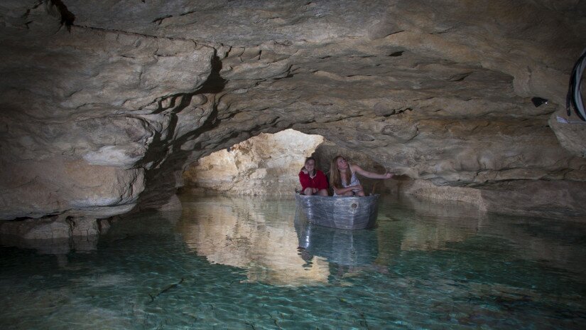 Tapolcai-tavasbarlang, csónakázás