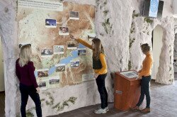 Tapolcai-tavasbarlang Látogatóközpont előcsarnoka