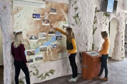 Tapolcai-tavasbarlang Látogatóközpont előcsarnoka