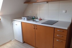 tetőtéri klímás két ágyas szoba kinyitható sarokülő-garnitúrával és konyhasarokkal